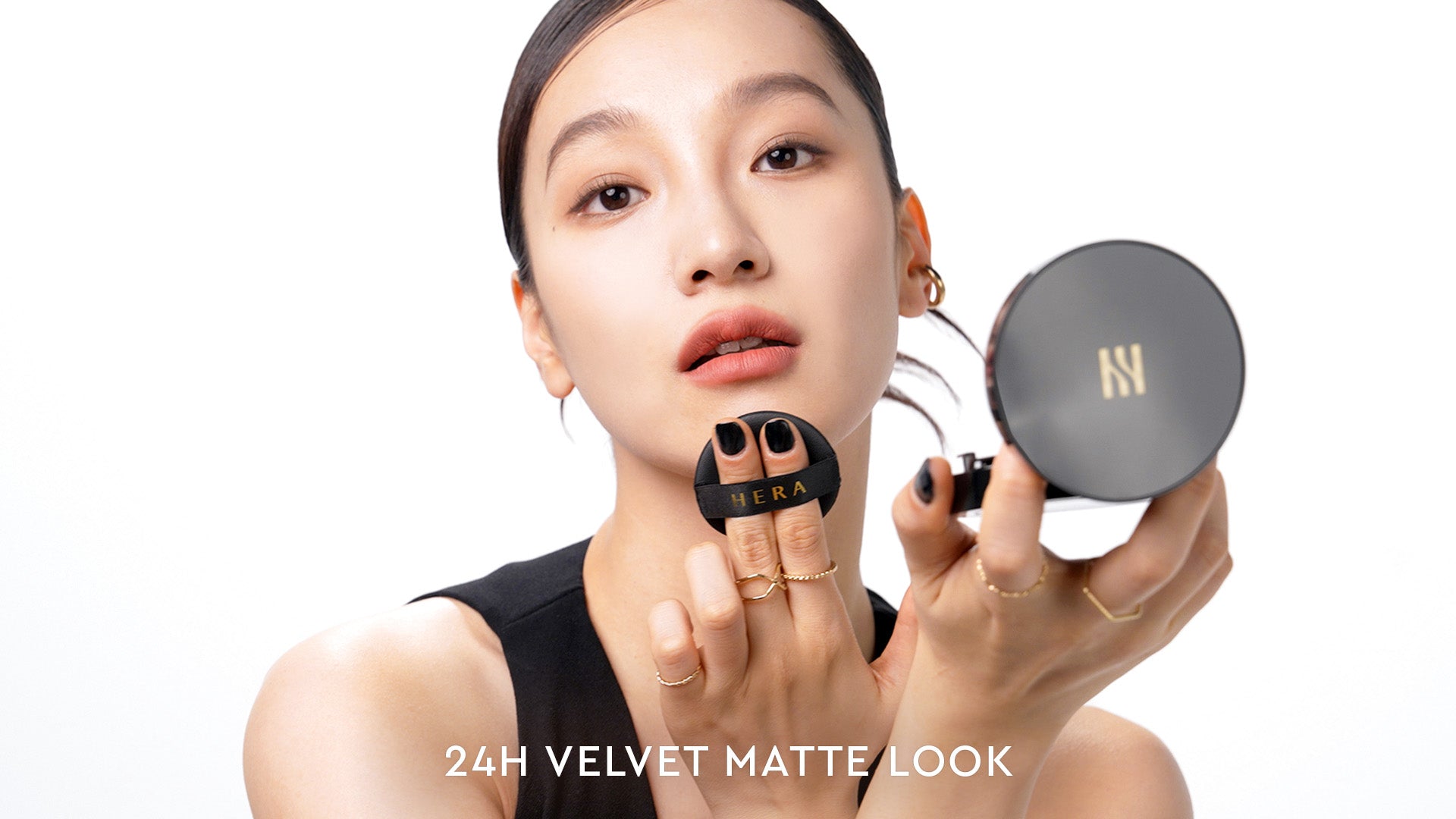 24H Velvet Matte Look Complete with Black Cushion
