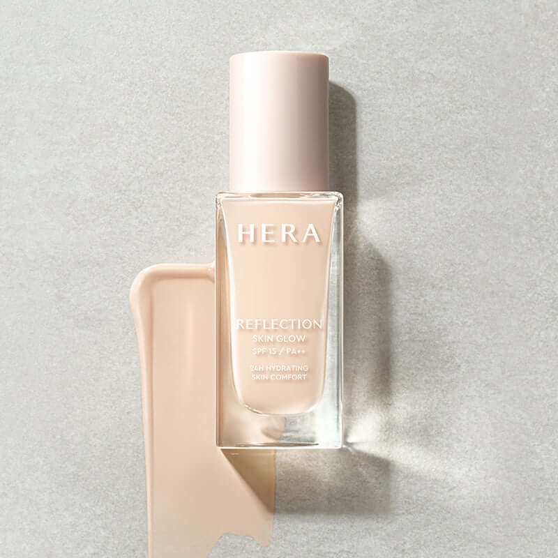 [Felix] HERA Reflection Skin Glow Foundation 30g bottle with a smooth, creamy texture swatch nearby.